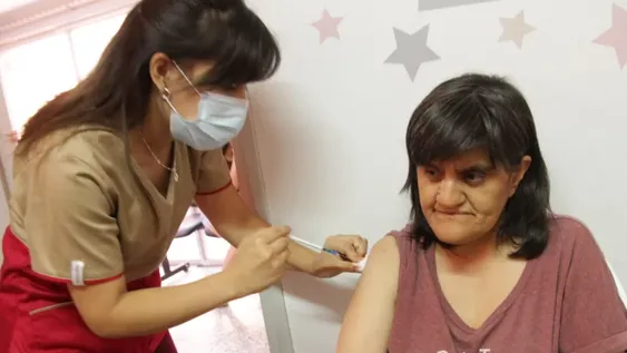 El último mes, se multiplicó por 13 la aplicación de vacunas contra el covid