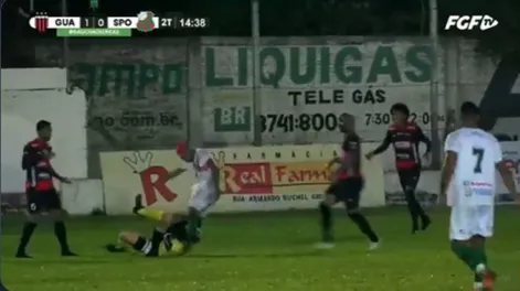 [VIDEO] Atacó a patadas a un árbitro por amonestarlo y lo dejó inconsciente