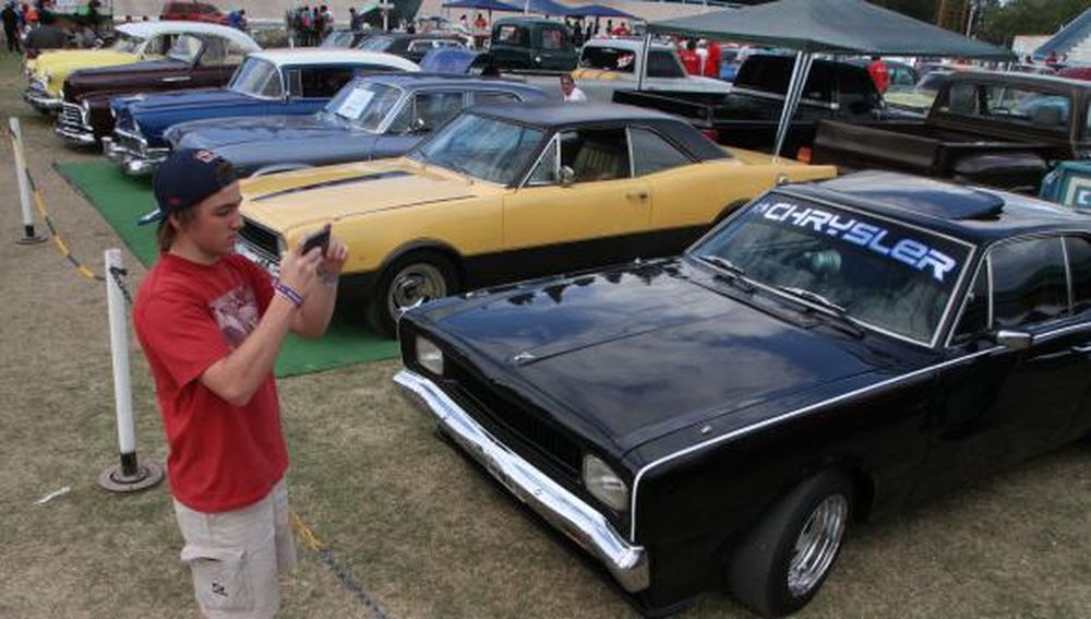 Una cancha llena de autos, un paraíso para fanáticos