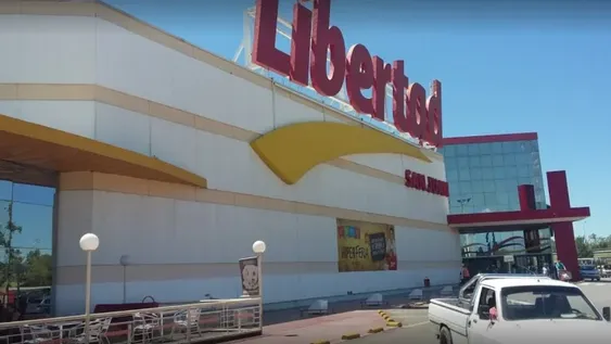 En plena pandemia, un cliente escupió en la cara a una cajera “porque se demoraba”