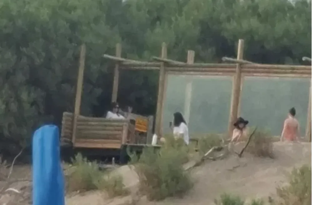 EN FAMILIA Y CON AMIGOS. Cristina luce relajada en las fotos y videos, junto a Florencia y su nieta, que tomaron vecinos y turistas de Sauce Grande.