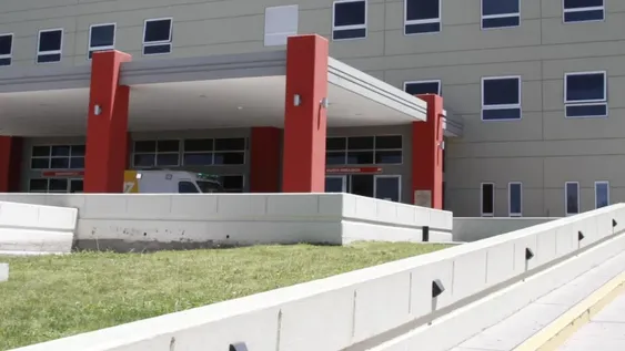 Una pareja que iba en moto sufrió serias heridas al chocar contra un auto