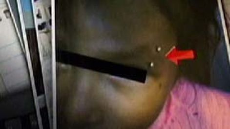 Le puso un piercing a su hija de tres años porque “era bonito”