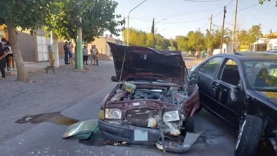 Un hombre de 79 años sufrió un duro accidente, fue hospitalizado y el auto, destruido