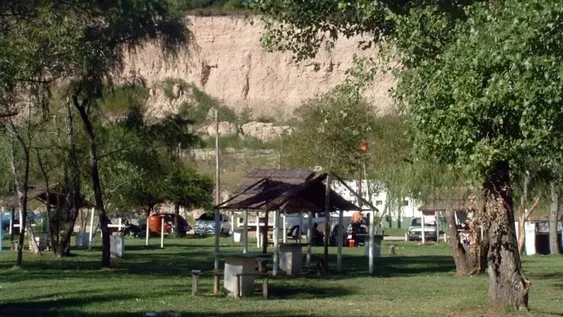 PARAÍSO. El Complejo Balneario Camping es el epicentro de partida de las caminatas por los recorridos naturales del lugar.