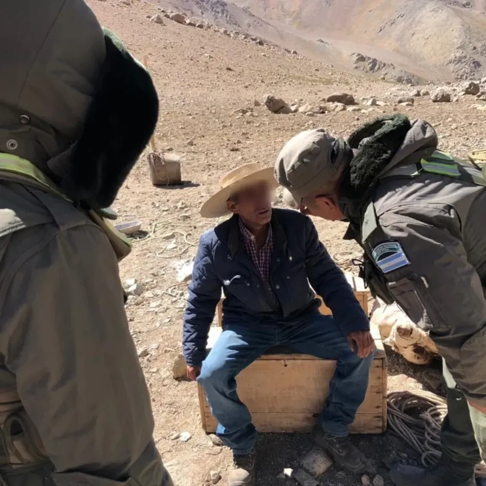 Gendarmes asistieron a un criancero chileno en la Cordillera con problemas de salud