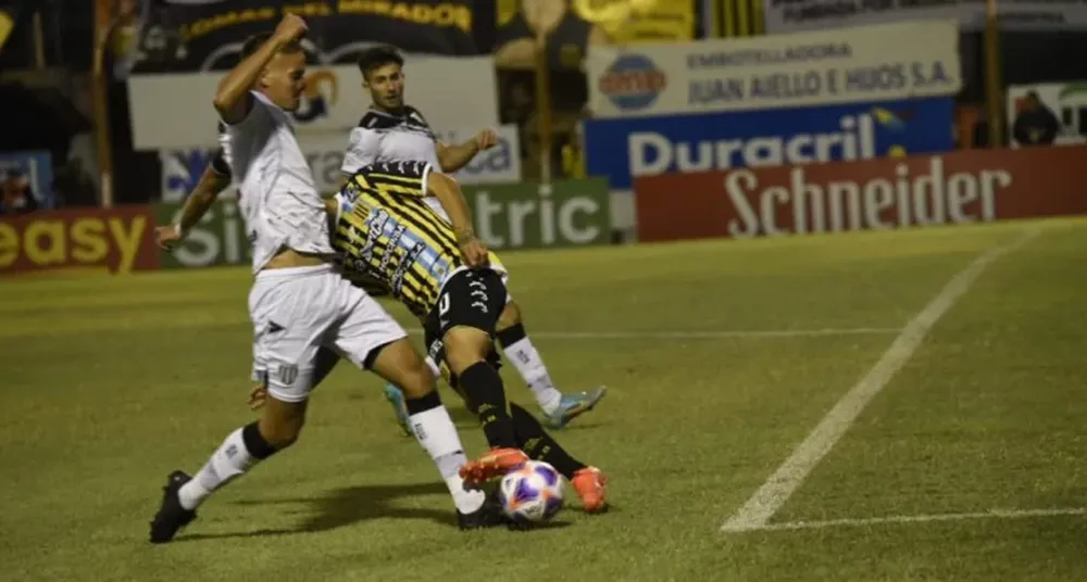 Almirante Brown salvó su invicto ante Gimnasia y sigue de puntero