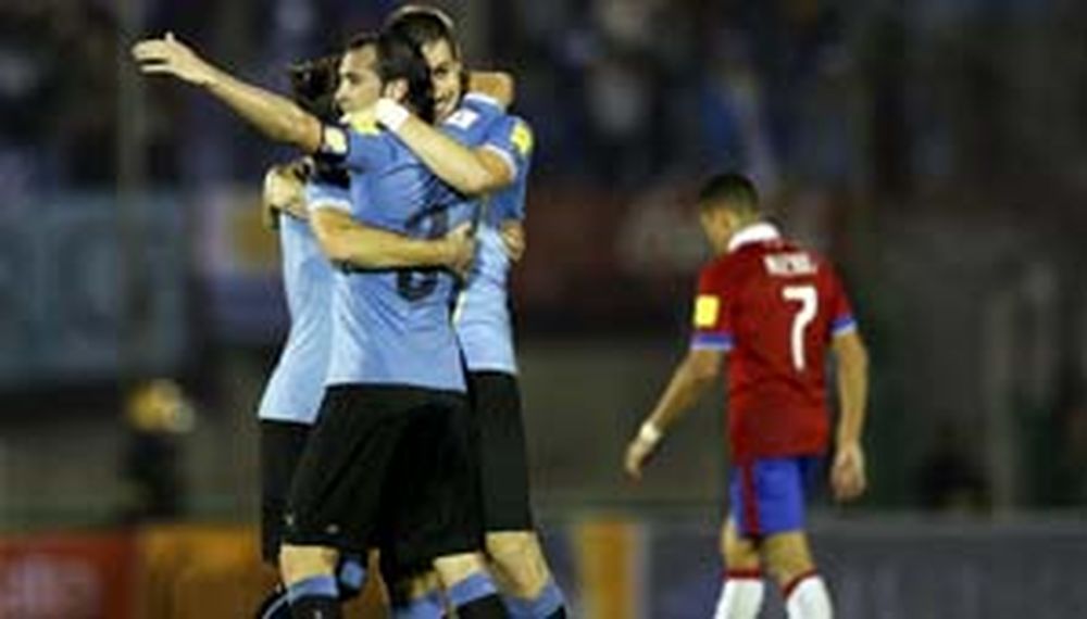 Uruguay goleó en el Centenario y le rompió el invicto a Chile