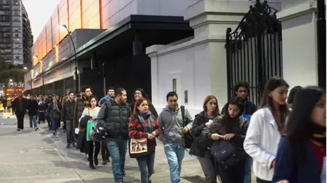 Diario de Cuyo | EL INSTITUTO DE INVESTIGACIÓN ADP señaló en un informe que encontrar trabajo se ha vuelto más difícil para los recién graduados. Son las largas colas de postulantes que se observan a menudo.