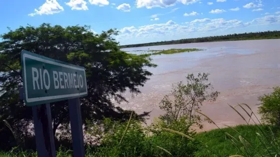 Un hombre cruzó nadando el río para cobrar los $10.000 del IFE