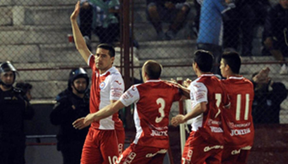 Un golazo de Riquelme amargó a Racing y lo dejó afuera