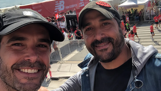 Nicolás Cabré junto a su hermano...