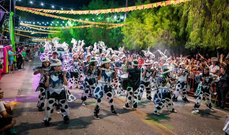 Anoche arrancó el Carnaval de la Familia, en San Martín, ante un público multitudinario.