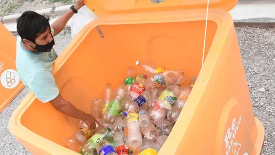 Más de 3.000 personas canjearon botellas por entradas gratis a parques