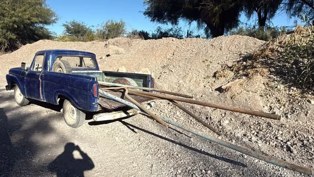Detuvieron a tres sujetos por robar pilares del alumbrado público de una zona rural