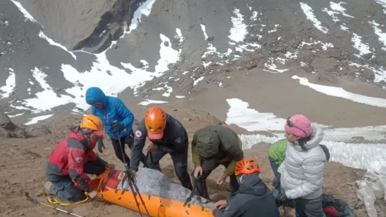 Un andinista resultó gravemente herido por un derrumbe en un cerro