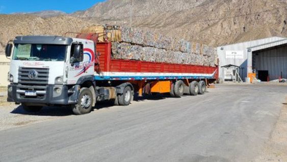ACCIÓN. En el PTA ya comenzaron a cargar en los camiones las 100 toneladas de material recuperado para llevar hasta las instalaciones de Ecobat S.A.S.