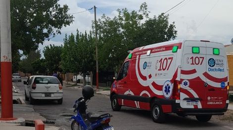 Doblaban en la misma esquina y una moto chocó con un taxi