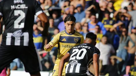 Talento. Zeballos se mueve y saldrá jugando. Boca ganó en Santiago y espera para ser primero en su zona.