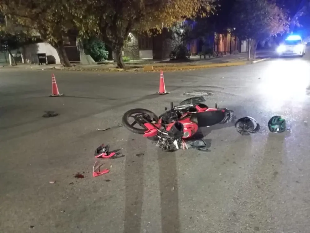 Buscan al conductor de un auto que chocó a dos jóvenes en moto