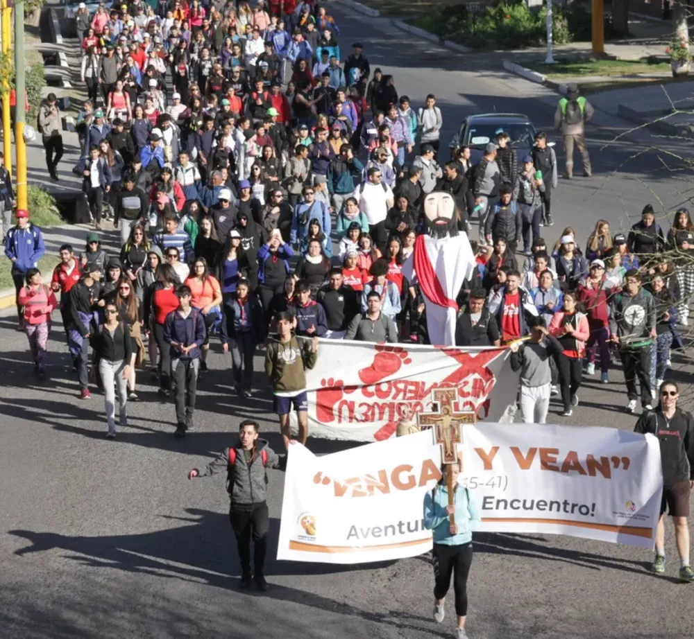 Los jóvenes caminaron con la ilusión de poder construir la “generación del amor”