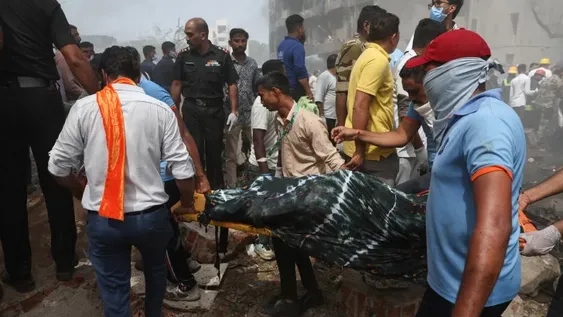 Corto y trágico vuelo en India: 241 muertos y un sobreviviente