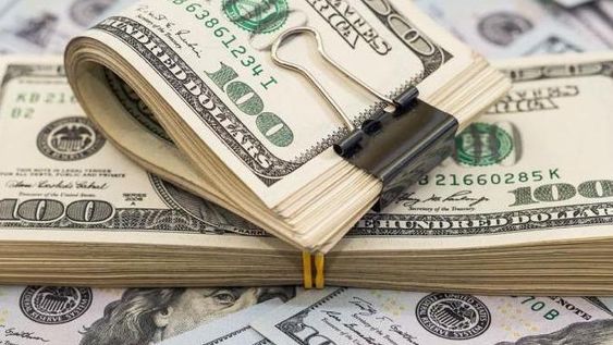 El dólar blue retrocedió $5 y cerró a $720