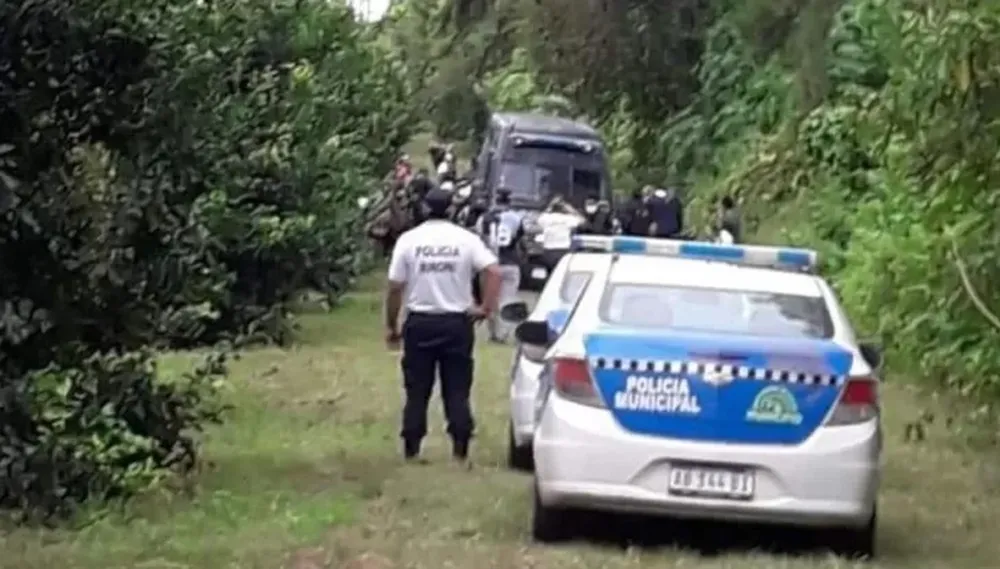 Ahorcó en un árbol a su hijita para vengarse de su ex novia y se suicidó