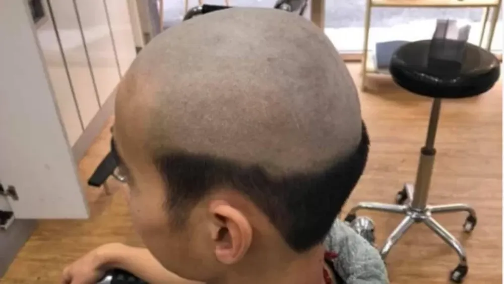 Le hizo un corte de pelo ridículo a su hijo para que no salga a la calle y se contagie