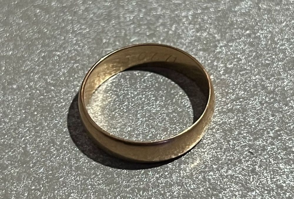 Con la excusa de tener un orzuelo, le pidió prestado un anillo de oro a una mujer, huyó y lo atraparon