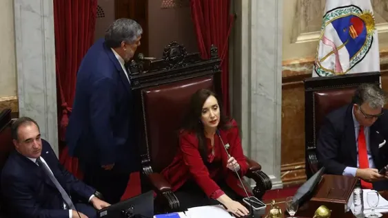 RÁPIDAMENTE. Villarruel levantó la sesión tras el cachetazo por Ficha Limpia.