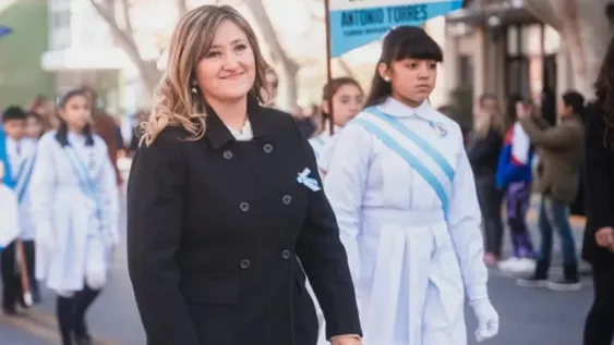 PASO OFICIAL. Como en el desfile por el Día de la Independencia de 2024 (foto), este año al ministra de Educación también desfilará junto a los alumnos.