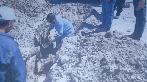 El zanjeo se hizo con una máquina y empleados del municipio. También los caños usados para la conexión de agua eran de la comuna.