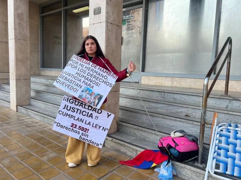 La hermana de un detenido por trata se encadenó en el Juzgado Federal: “Pedimos igualdad”