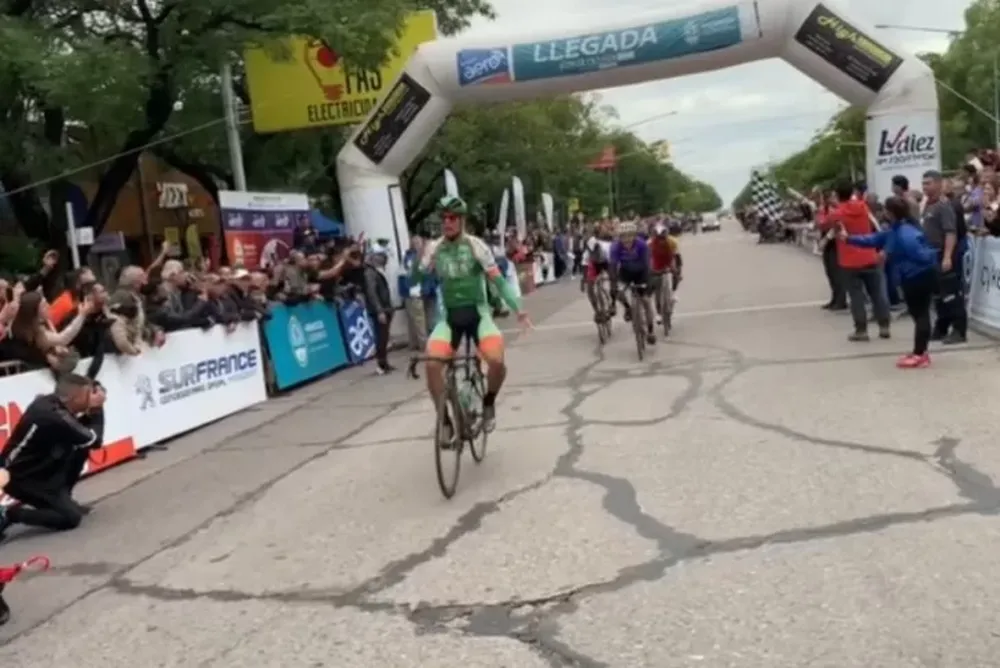 El sanjuanino Leo Cobarrubia ganó la segunda etapa y es líder de la Vuelta a Mendoza