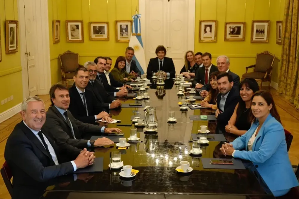 Los radicales que se reunieron con Milei le ofrecieron una alianza para destrabar leyes clave en el Congreso