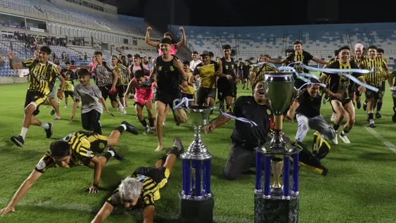 A LA PILETA. Una acción tradicional que cada campeón pone en ejercicio. Los trofeos en el piso, la carrera y el vuelo en palomita de Atenas para la foto general.