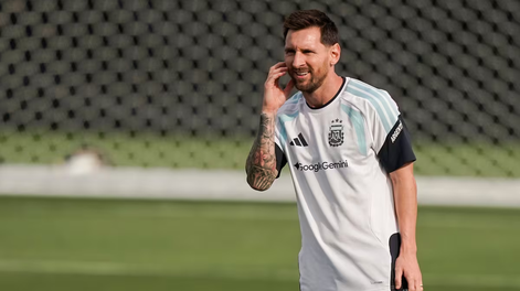 Lionel&nbsp;Messi saltó al campo de juego en la práctica de Kansas City de buen ánimo