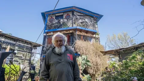 Construyó su casa con botellas y tardó 28 años en terminarla