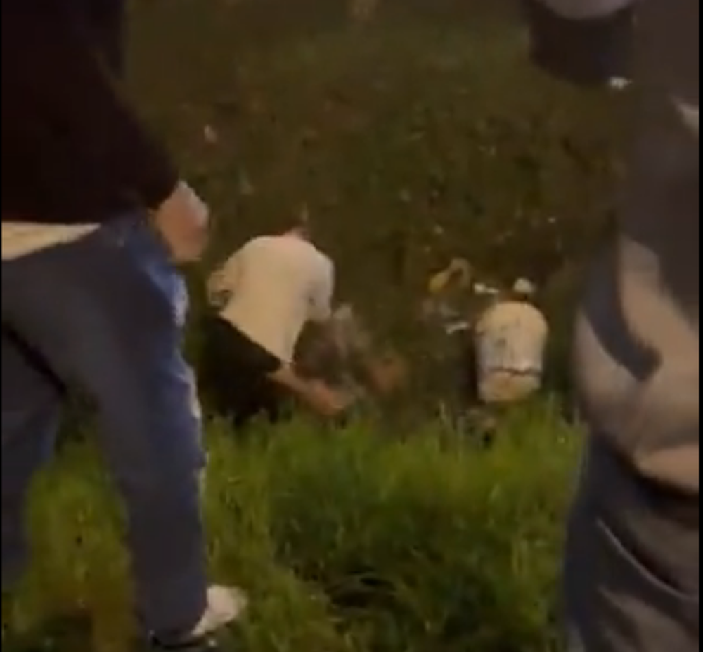 “¡Matala!”: el video de la salvaje pelea entre tres chicas en una zanja y a la salida de un boliche de Ituzaingó