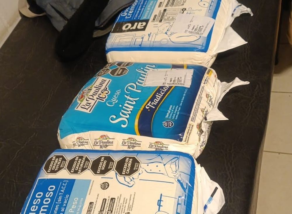 Distrajo a los empleados y escondió tres hormas de queso: fue sorprendido y detenido