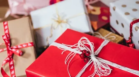 El video que enseña cómo envolver regalos y que es furor en las redes