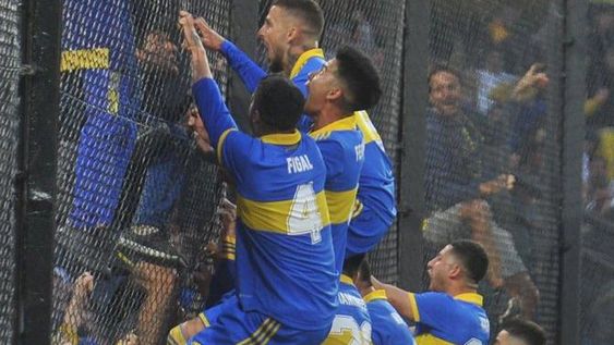 Benedetto marcó el gol del triunfo, se colgó del alambrado y respondió a las críticas