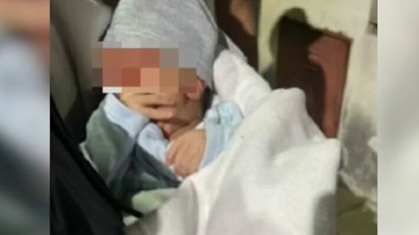 Jugaban en la plaza, escucharon un llanto y encontraron a un bebé abandonado