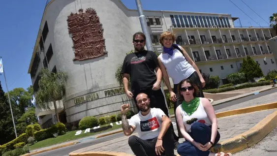 Escritores premiados y la escena local