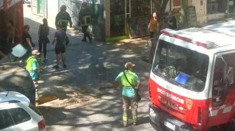 Revuelo en una playa de estacionamiento por el principio de incendio de un auto