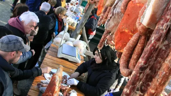 MULTITUD. Miles de personas concurren todos los años a la Fiesta del Carneo Español, en el Predio Gaucho José Dolores en busca de embutidos y chacinados.