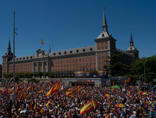 Manifestantes con banderas españolas participan en una protesta contra el gobierno del primer ministro Pedro Sánchez en Madrid Manifestantes con banderas españolas participan en una protesta contra el gobierno del primer ministro Pedro Sánchez en Madrid
