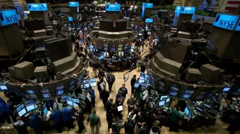 El riesgo país se disparó y las acciones se hundieron hasta un 8% en Wall Street