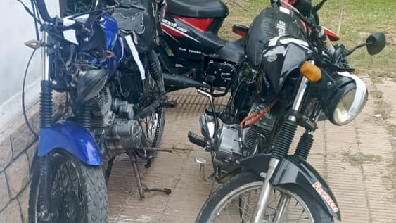 Las motos con las que fueron detenidos los dos hermanos tras una persecución policial.
